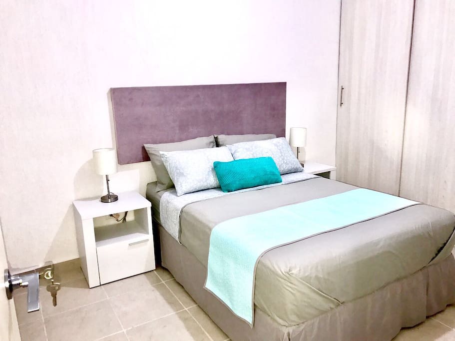 Recamara Principal con Cama Matrimonial y Closet - Master Bedroom with King Bed and Closet