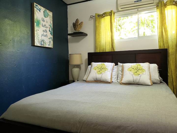 Dhoma e dytë e gjumit me krevat dopio "queen". 