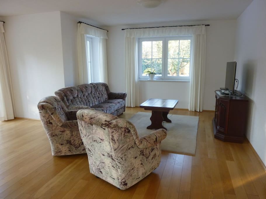 Wohnzimmer mit Couch und zwei Sesseln, TV, DVD, Radio