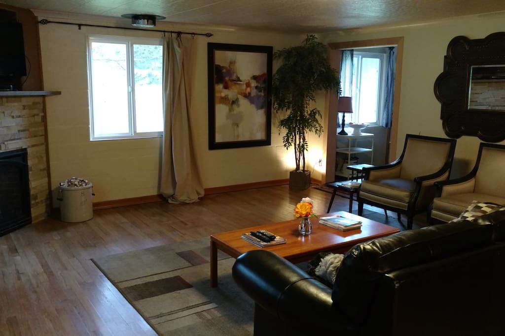 Living room w/ fireplace