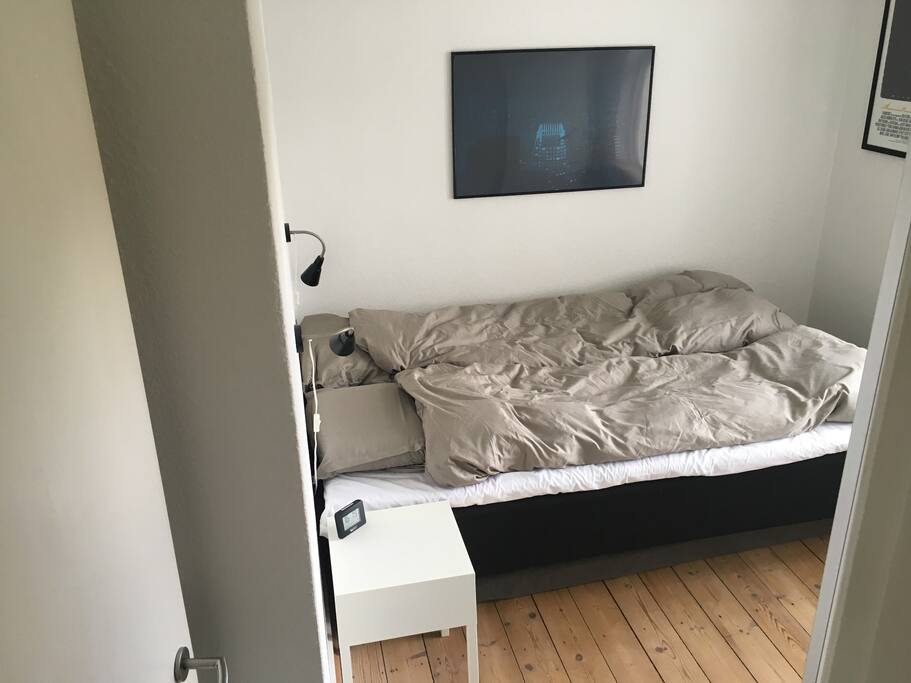 Queen-sized bed (140x220 cm) composed of two beds measuring 70x220 cm.