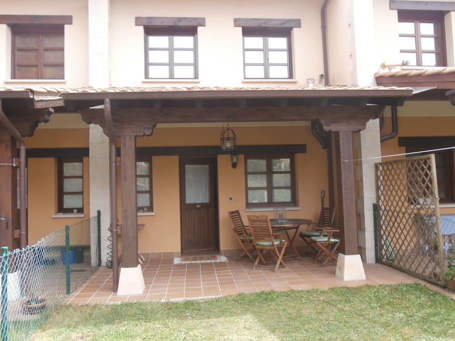 Porche con jardín y barbacoa