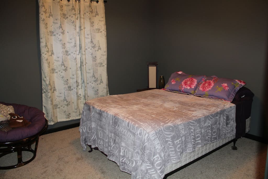 Guest bedroom with queen size bed