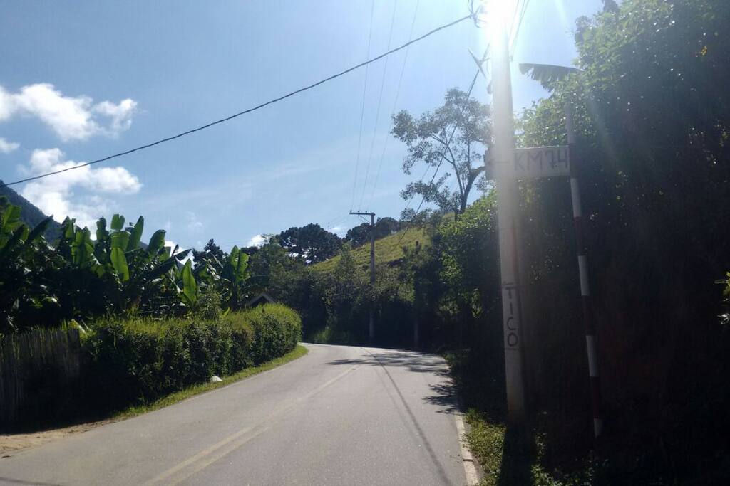 No km 7,4 a esquerda tem uma rua de terra que da acesso a casa