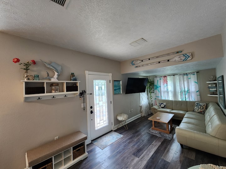 Pool Home Centrally Located - Homosassa, FL