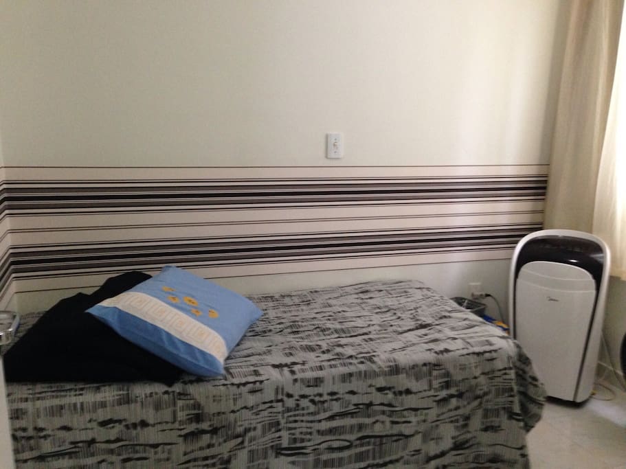 quarto de solteiro com cama avulsa embaixo
