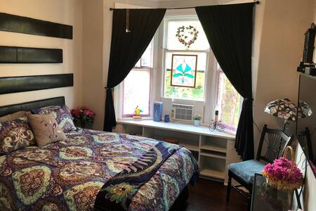 Solar Urban Oasis: Queen