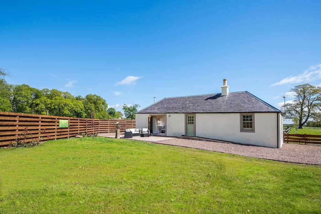 A lovely, well configured cottage with private, enclosed garden and total relaxation assured ...