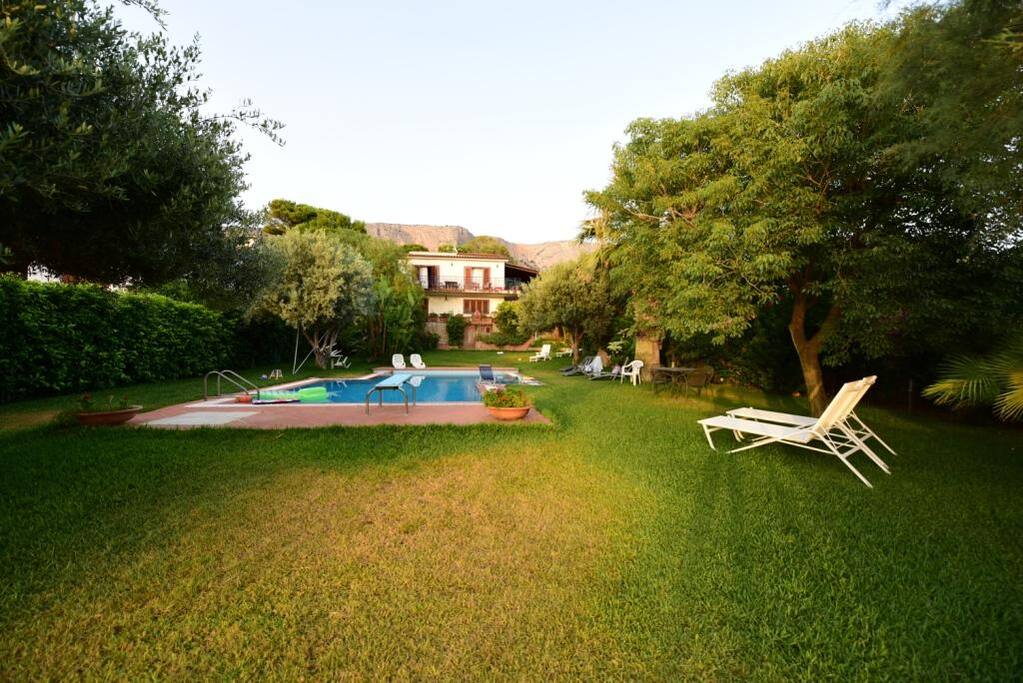 Vista della villa dal giardino