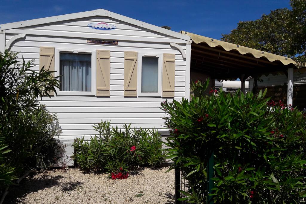 CHALET ou MOBIL-HOME A VOTRE ENTIERE DISPOSITION AVEC UNE VUE AGREABLE ET TERRASSE. COIN TRANQUILLE