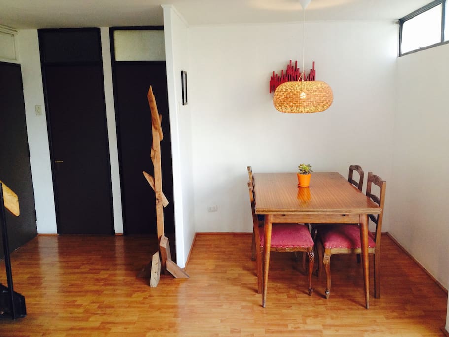 Comedor extendible, posible usarlo con hasta 6 personas cómodamente (primer piso)
