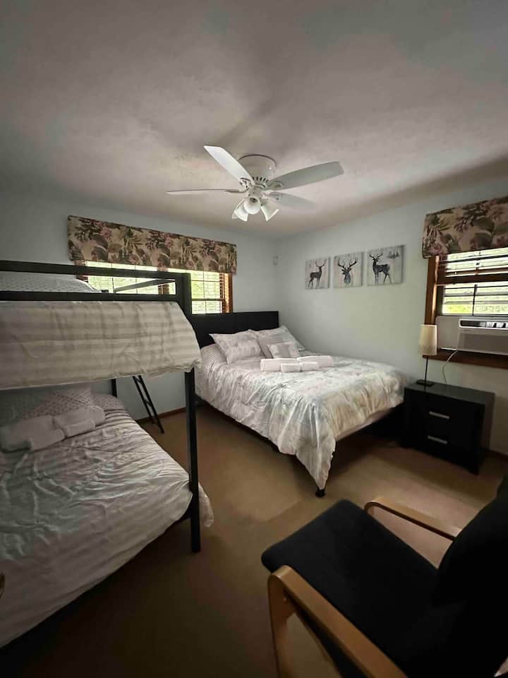 Chumba cha kulala chenye Kitanda aina ya Queen Size na kitanda cha ghorofa 