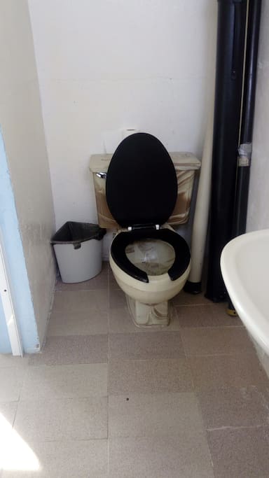 La habitación cuenta con un baño chico, pero comodo