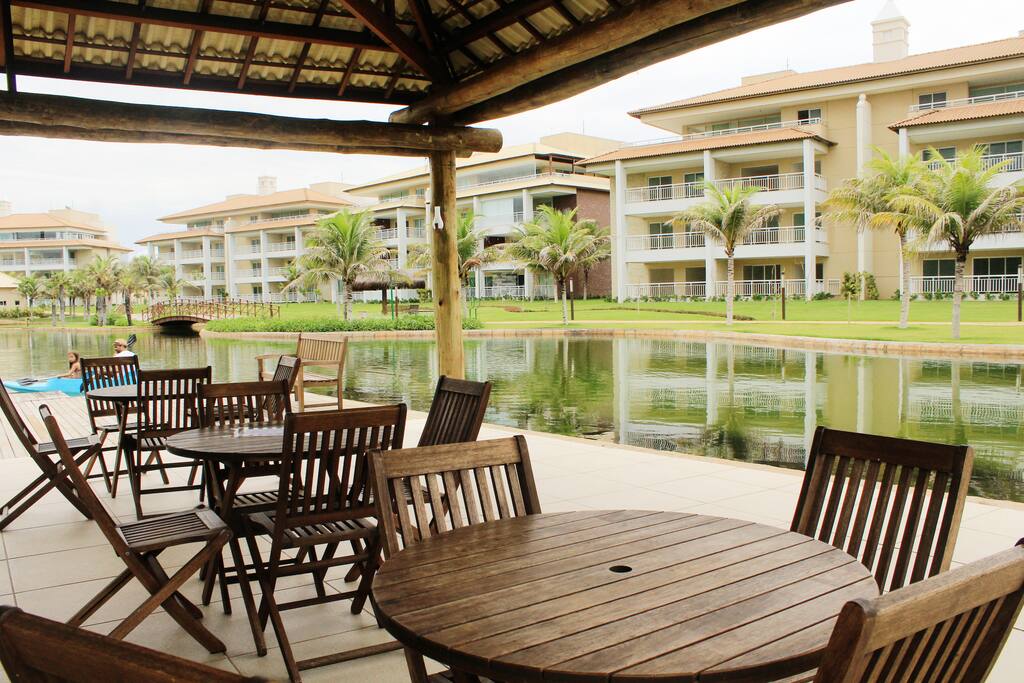 Lago e deck com forno a lenha