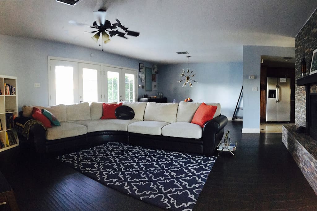 Living room with gas fireplace, flatscreen with appleTV and lots of books!