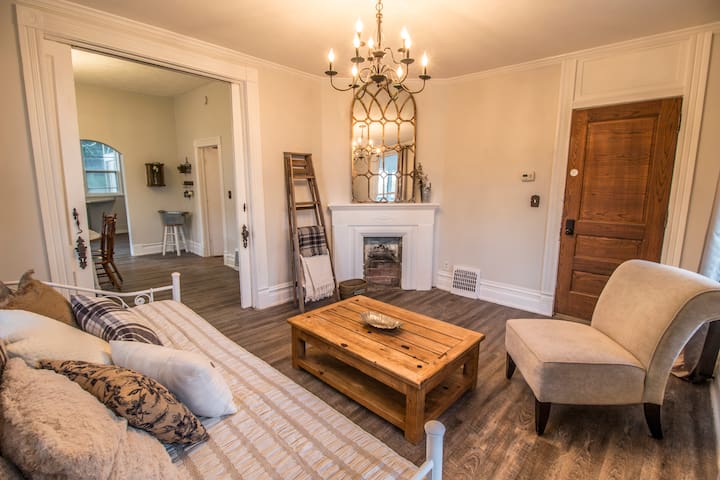 Downtown Farmhouse Barnwood - Near Everything!