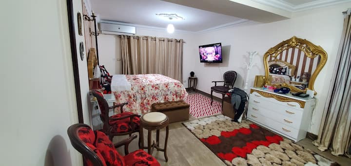 غرفه النوم رقم 1 تطل على البحر مباشرة وبها تكييف وتلفزيون وبها حما خاص بها