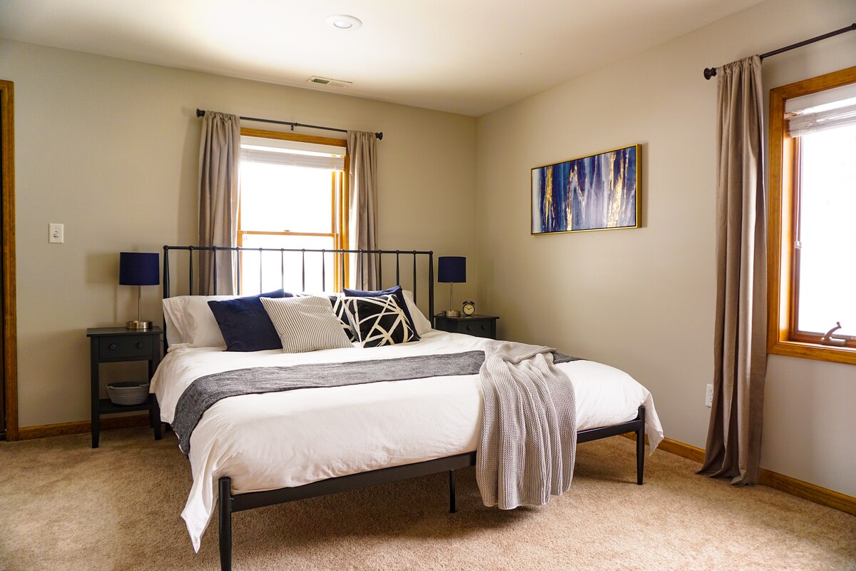 The 2nd bedroom has a king bed, 32" TV and access to the upper balcony and jack-and-jill bathroom.