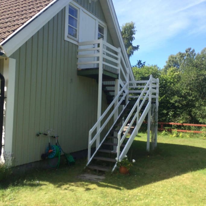 Ingång via egen trappa på utsidan av huset