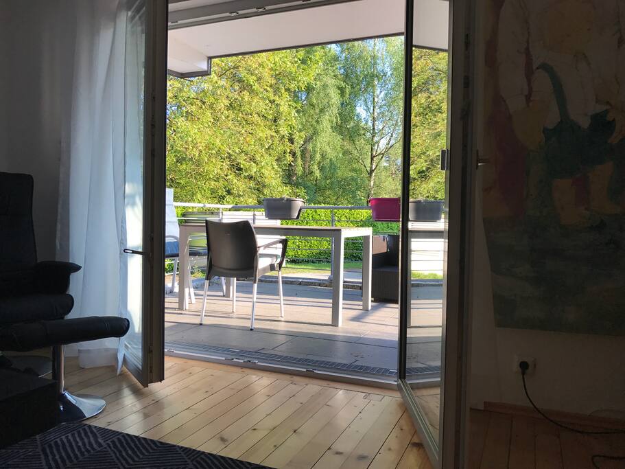 Blick aus dem Wohnzimmer ins Grüne