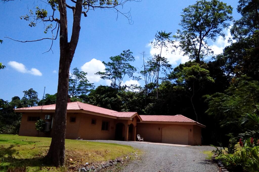 Casa Caramar is a modern home, in the Caribe Province of Limon. Between Tortugaro and the Beaches.