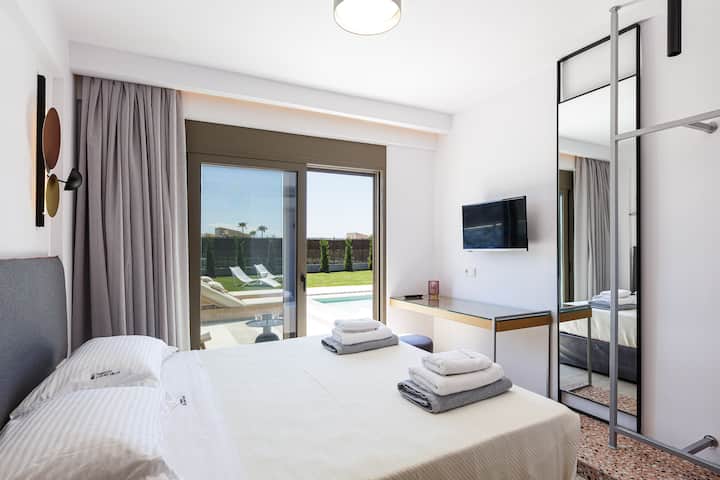 ประตูระเบียงที่นำไปสู่พื้นที่กลางแจ้ง