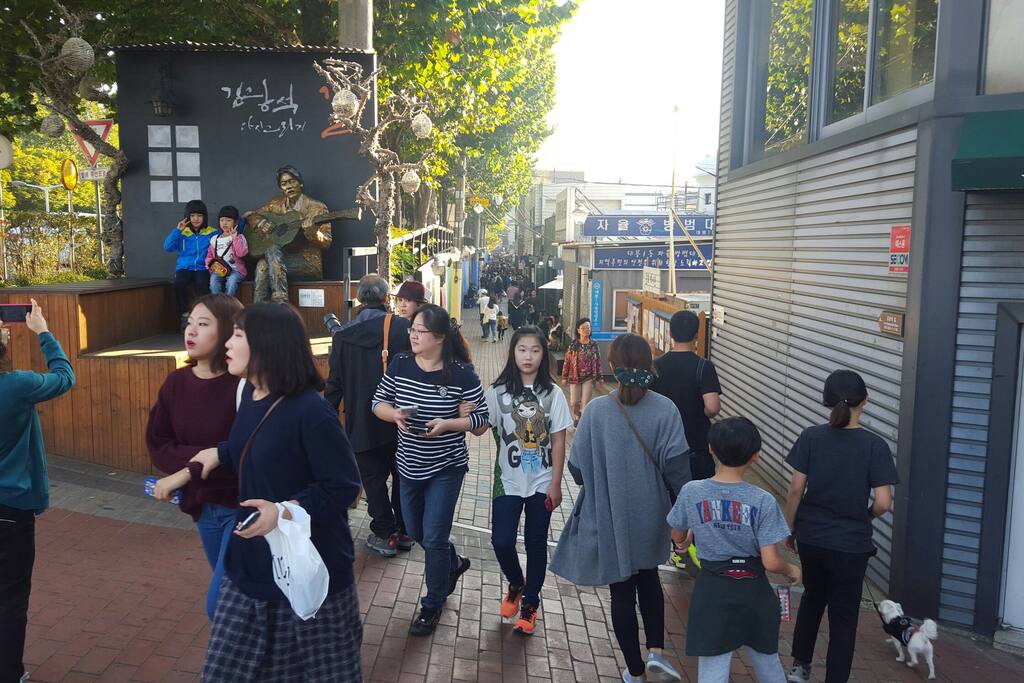 김광석 거리 길 동성로 중앙로 서문시장 대구 근대 거리 투어 모두 여기서 도보 혹은 지하철로 가능
near subway station
and famous road
you must visit this road, it takes 3 min on feet