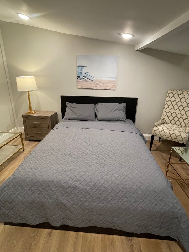 Hlavná spálňa s manželskou posteľou Queen a televízorom s plochou obrazovkou.