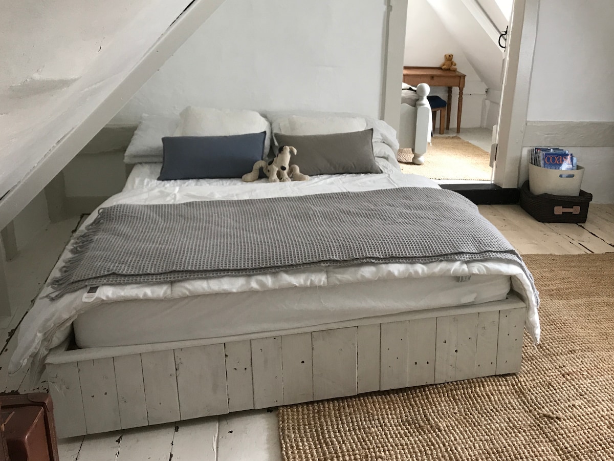 tweede slaapkamer met tweepersoonsbed boven