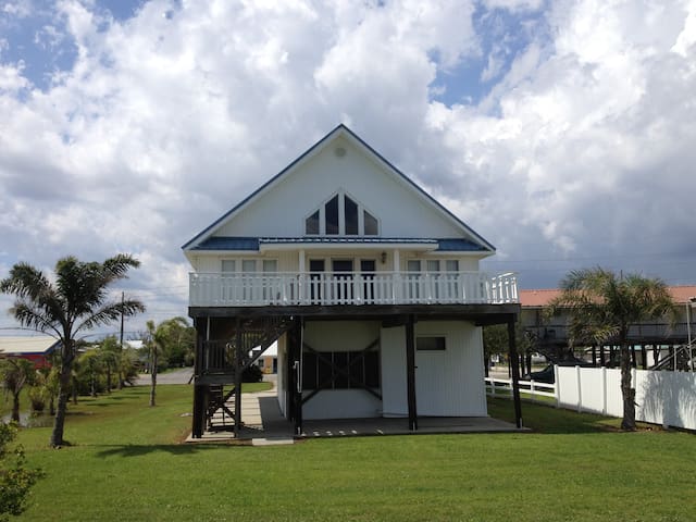 Clause is located in the middle of Grand Isle Beachfront with a Beach View