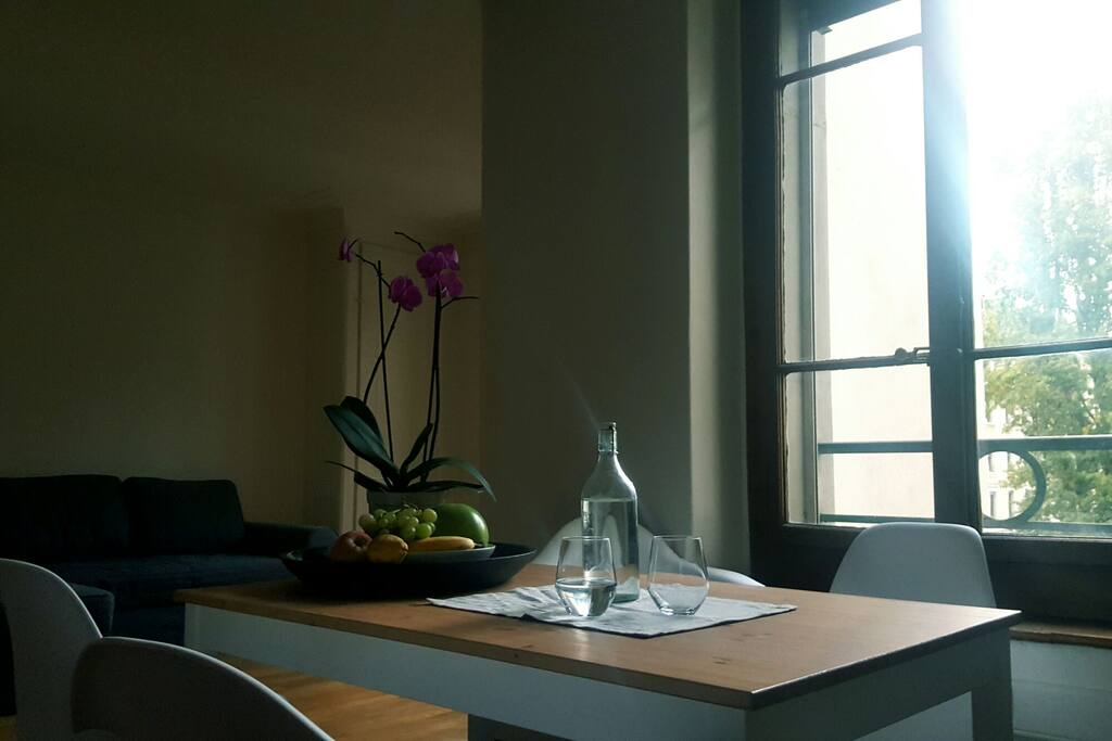 Bright and spacious, with internal and quiet exposition