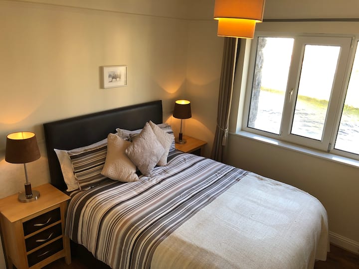 Основната спалня има река, която тече точно отвън, гостите обичат да спят, за да спят от шума на преминаването ѝ.