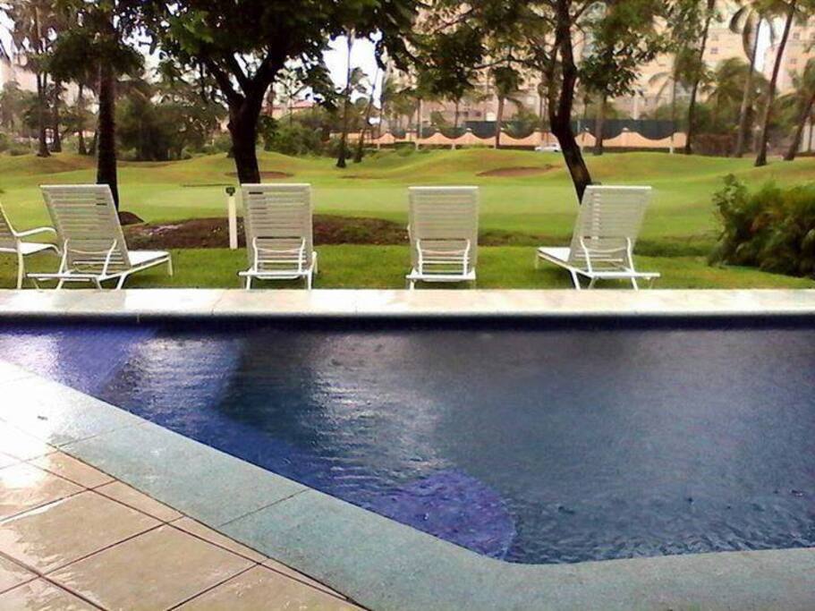 La alberca es privada con una vista hermosa al campo de golf del Mayan