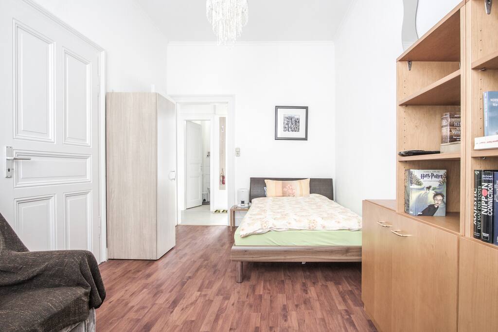 Kleiner Schlafraum m. Flachbild-TV, Sessel, Kleiderschrank, Regalen usw.