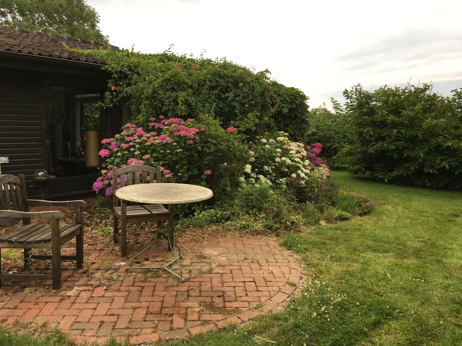 Die Kleine Terrasse mit Blick in den großen Garten