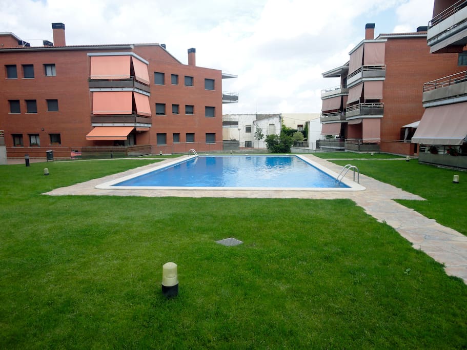 Zona comunitaria con piscina de grandes dimensiones