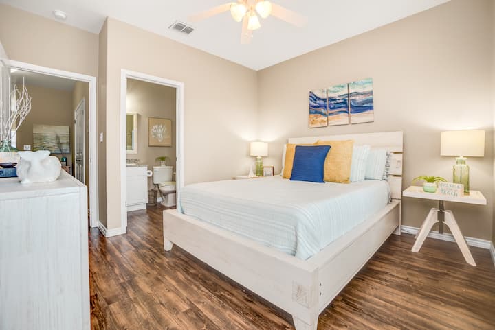 El segundo dormitorio tiene una cama tamaño queen.