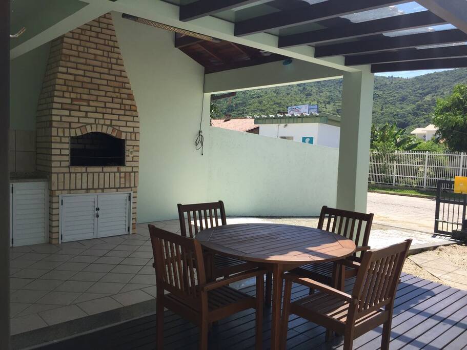 Deck e churrasqueira.