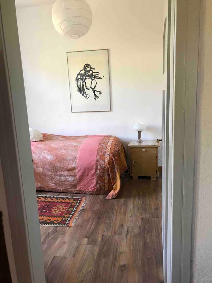 Pogled na malu sobu iz dnevnog boravka 