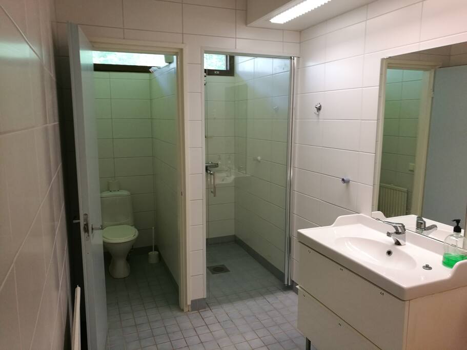 2 kpl kylpyhuone/WC tiloja