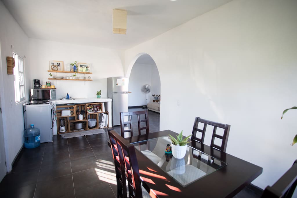 Kitchen and dining area. Cocina y comedor.