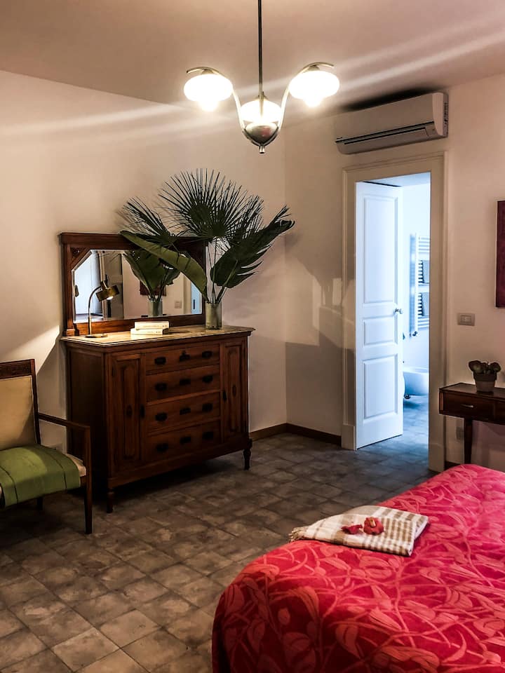 Chambre avec porte d’accès à la salle de bain-Bedroom with bathroom access door