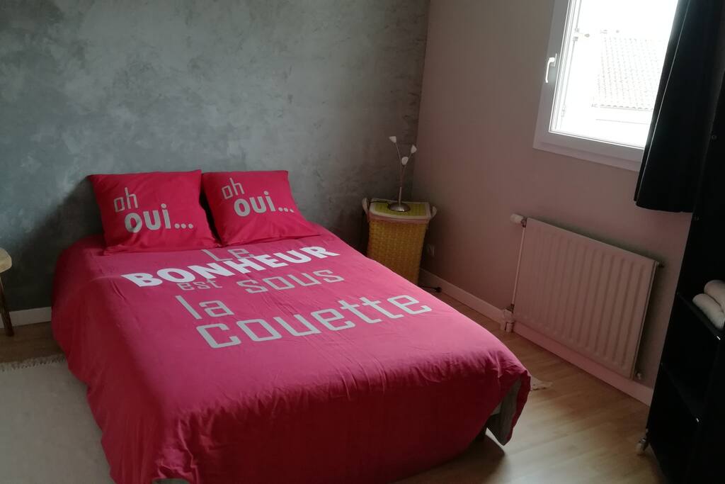 Chambre 2 à l'étage - 1 lit 140 - penderies