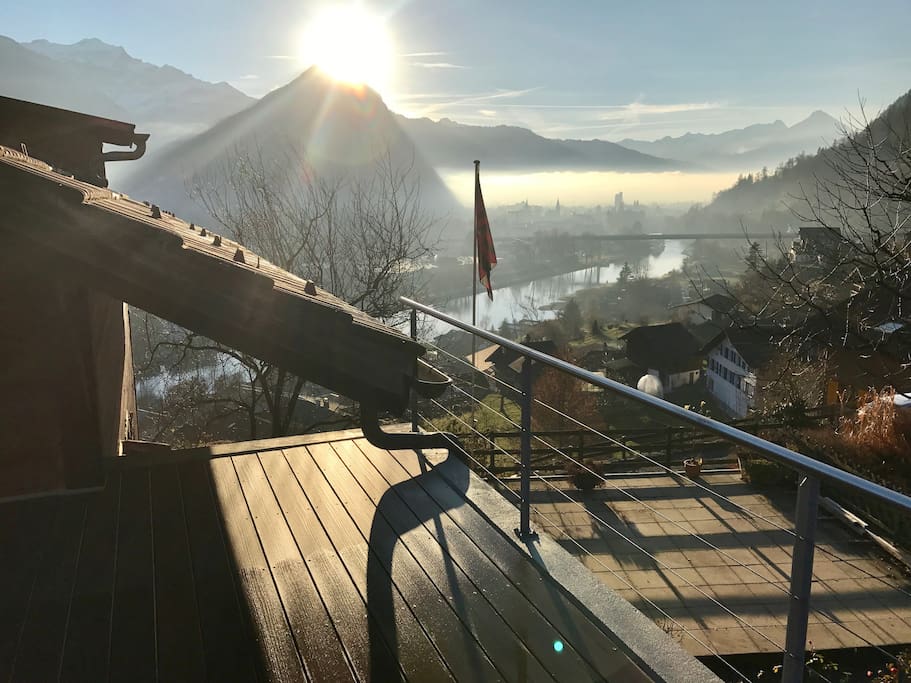 Grosse Terrasse mit Blick auf Interlaken