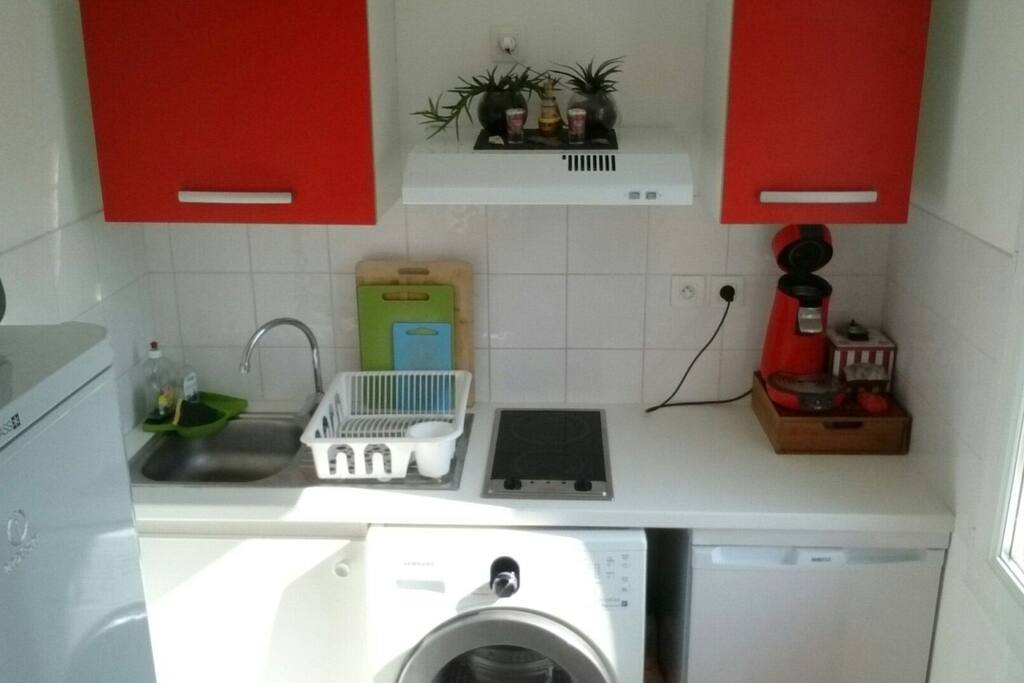 cuisine équipée senseo, casseroles, poêles et tout le nécessaire pour cuisiner + lave linge