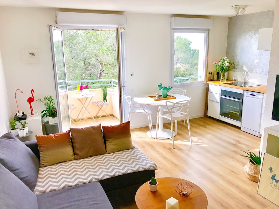 Un salon agréable avec vue sur la garrigue.