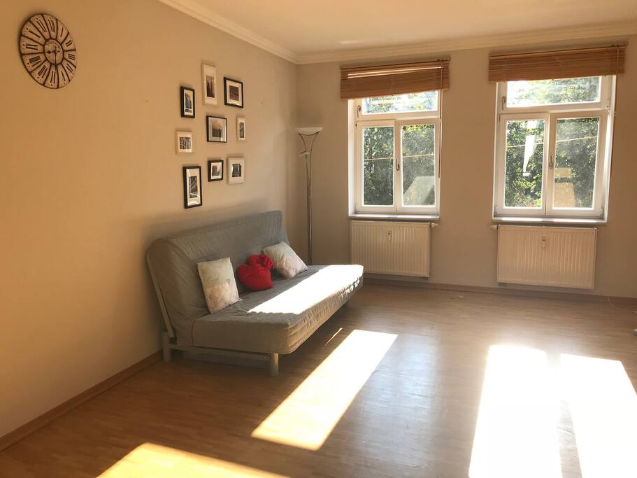 Living room with sofa bed.
Wohnzimmer mit Schlafsofa.