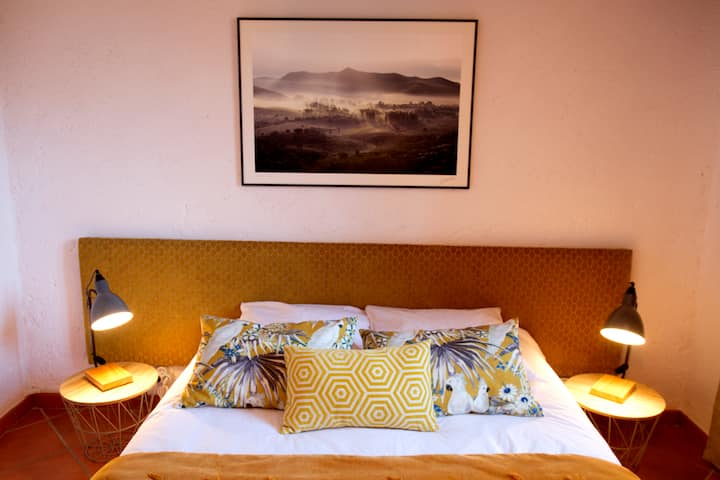 A Muvrella, chambre Tartagine.
1er étage, vue montagne, exposition sud.
Avec salle de bain privative avec baignoire.
Lit double 160 x 200 ou 2 lits simples en 80 x 200 (sur demande)