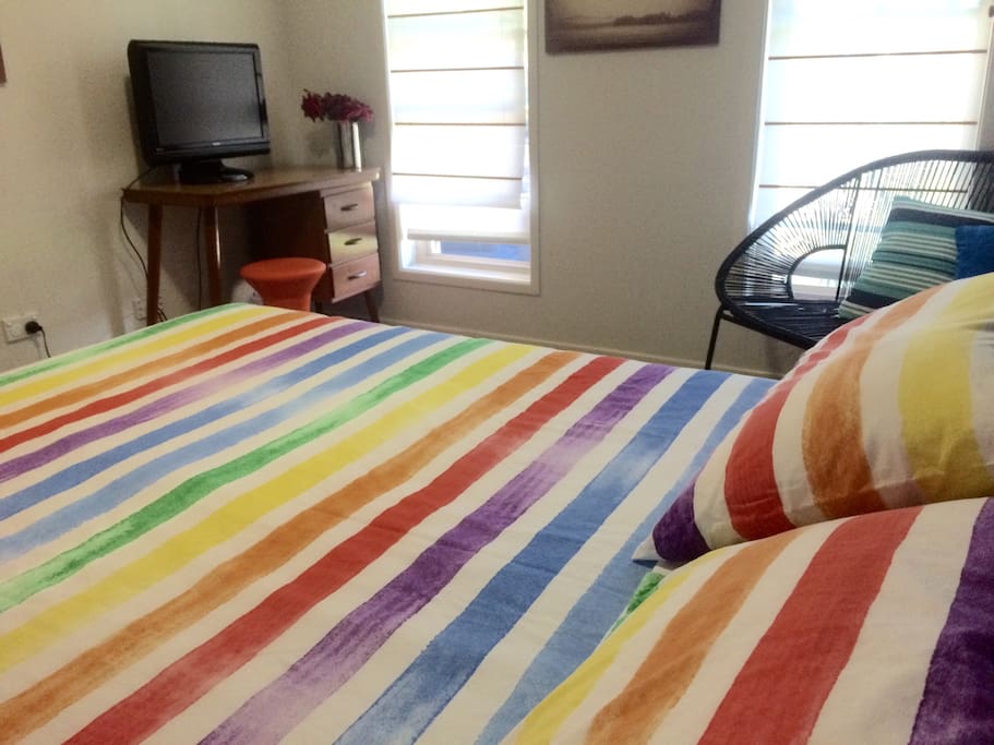 Queen sized bed & and the room with an additional beach towels & television with Australia local channels.