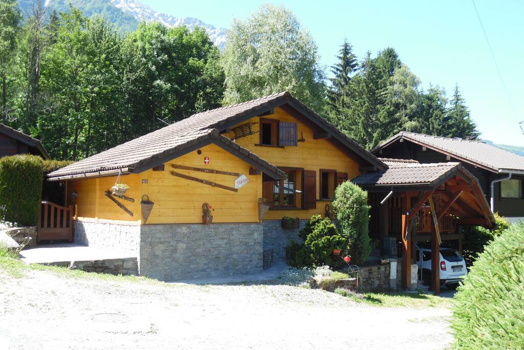 Chalet savoyard typique: mariage harmonieux du bois et de la pierre